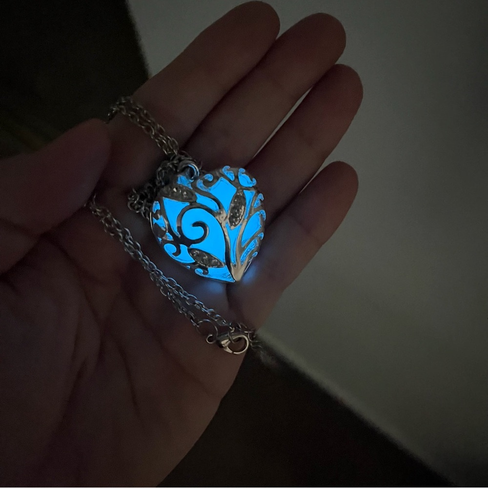 Puffy heart shape filigree silver tone necklace glow in dark - jewelry - Picture 4 of 11